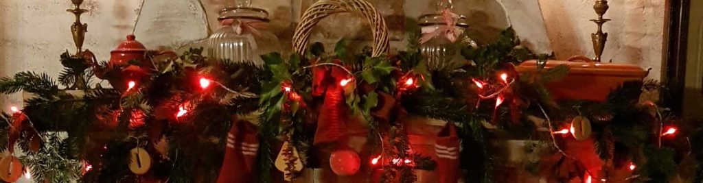 Festeggia con noi Natale 2019 composizione natalizia naturale caminetto B&B & Meditation Center Zorba Il Buddha Passerano Marmorito (AT)