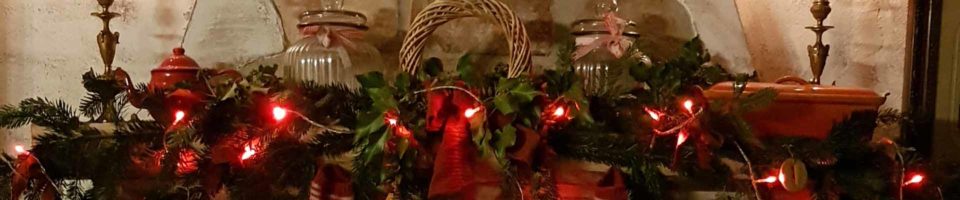 Festeggia con noi Natale 2019 composizione natalizia naturale caminetto B&B & Meditation Center Zorba Il Buddha Passerano Marmorito (AT)