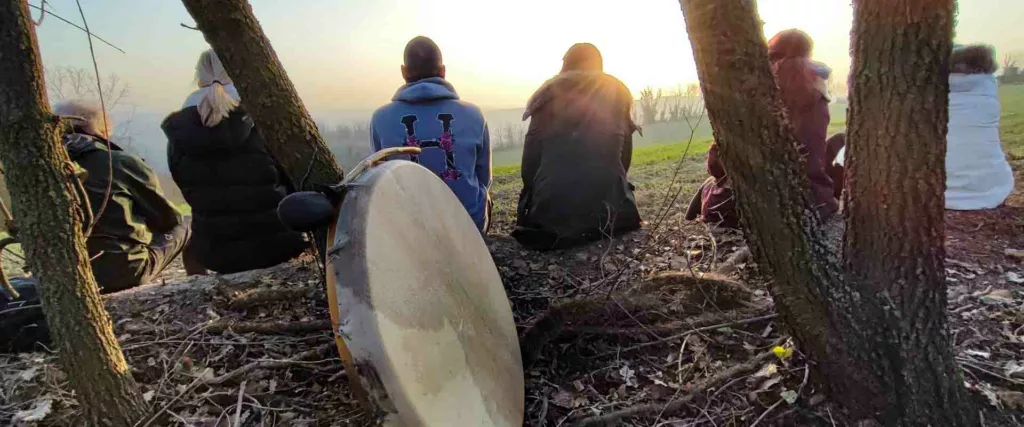 Questa immagine ha l'attributo alt vuoto; il nome del file è ritiro-meditazione-sciamanica-tamburo-sacro-tecniche-bodhi-vipal-centro-meditazione-zorba-il-buddha-vipal-antonio-gianfranco-gualdi-800-1024x427.webp